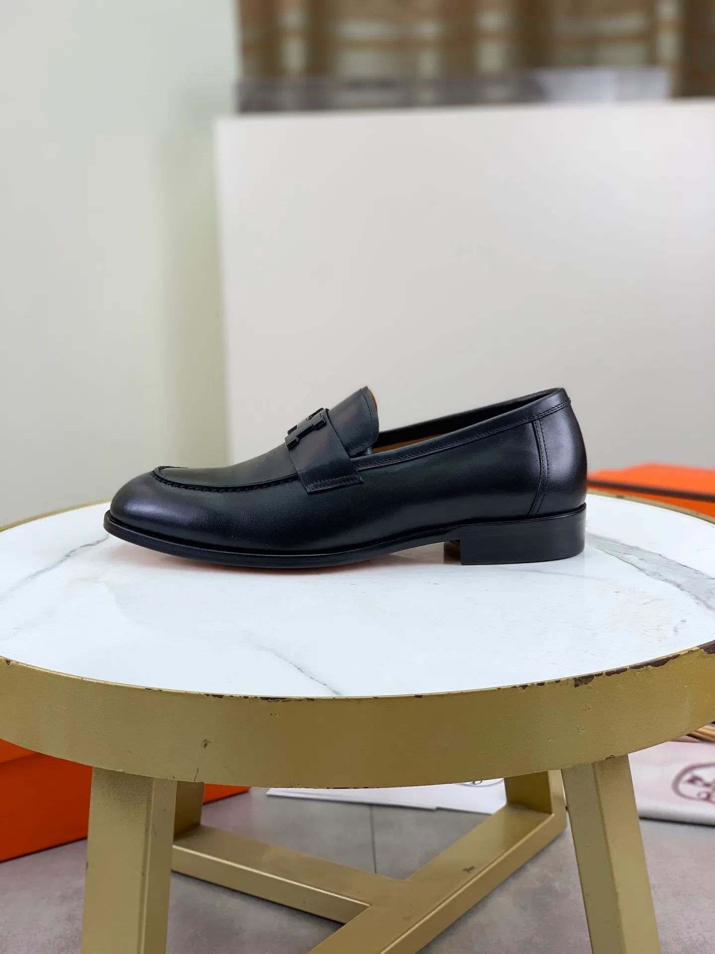 Factory price P980 💰💎💎💎 Original genuine leather outsole Brand: Hermès Grade: Same as the official website Original quality materials: Original soft calfskin Water-dyed cowhide lining Original Italian genuine leather outsole Style categories: Men's fashion Formal casual leather shoes Slip-on men's shoes series Young fashion European and American trends British style Code number: 39-45 (38.46 can be customized)